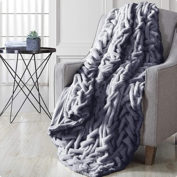 91TjNivfYL._AC_SX679_.jpg Modern Threads Grey Faux Fur Flannel Throw Blanket 50"x60"